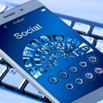 Facebook ničí vztahy: 5 varovných signálů, které nesmíte ignorovat